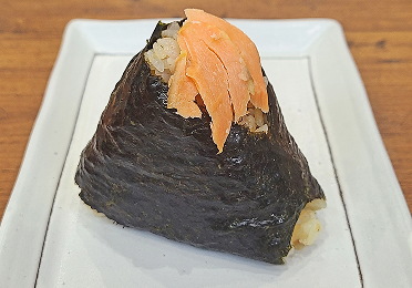 銀鮭(ぎんざけ)おかかおむすびの写真