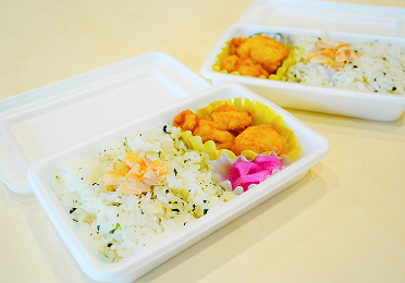 唐揚げ付き鮭(さけ)わかめごはんの写真