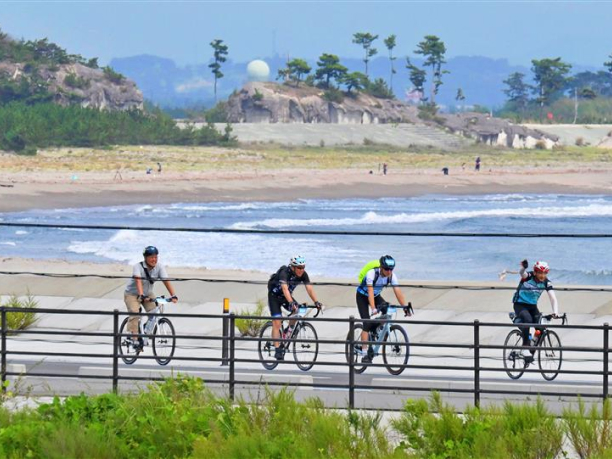 野蒜海岸沿いを走るライダーたちの写真