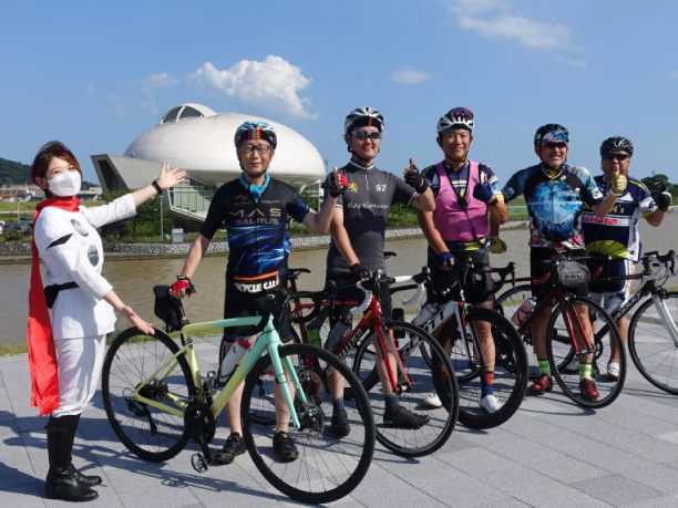 野蒜海岸沿いを走るライダーたちの写真