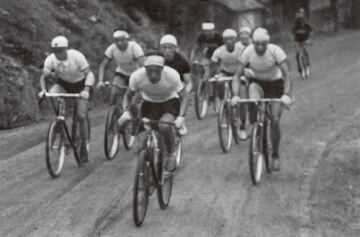 写真：1952年6月4日、七北田村大沢地区（現仙台市泉区）の坂道を駆け上がる選手たち